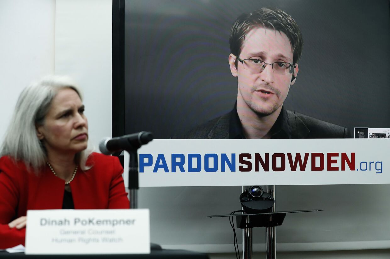 Экс-сотрудник американских спецслужб Эдвард Сноуден во время интерактивной видеоконференции