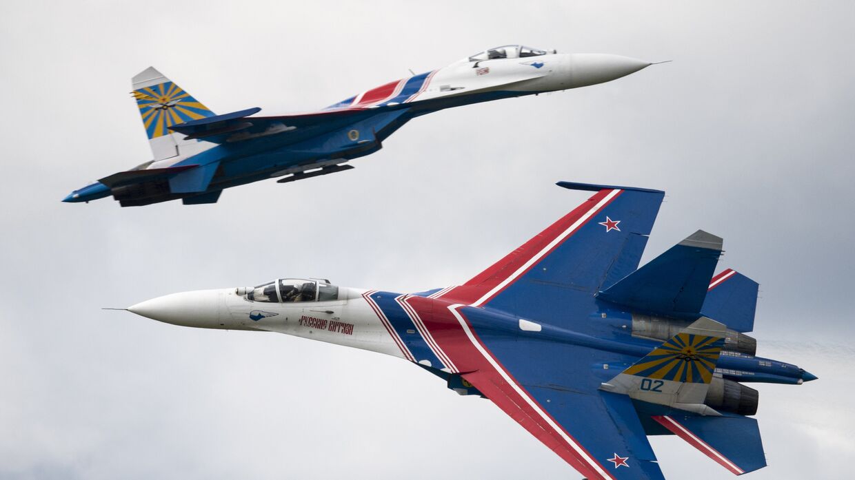 Многоцелевые истребители Су-27 пилотажной группы «Русские Витязи»