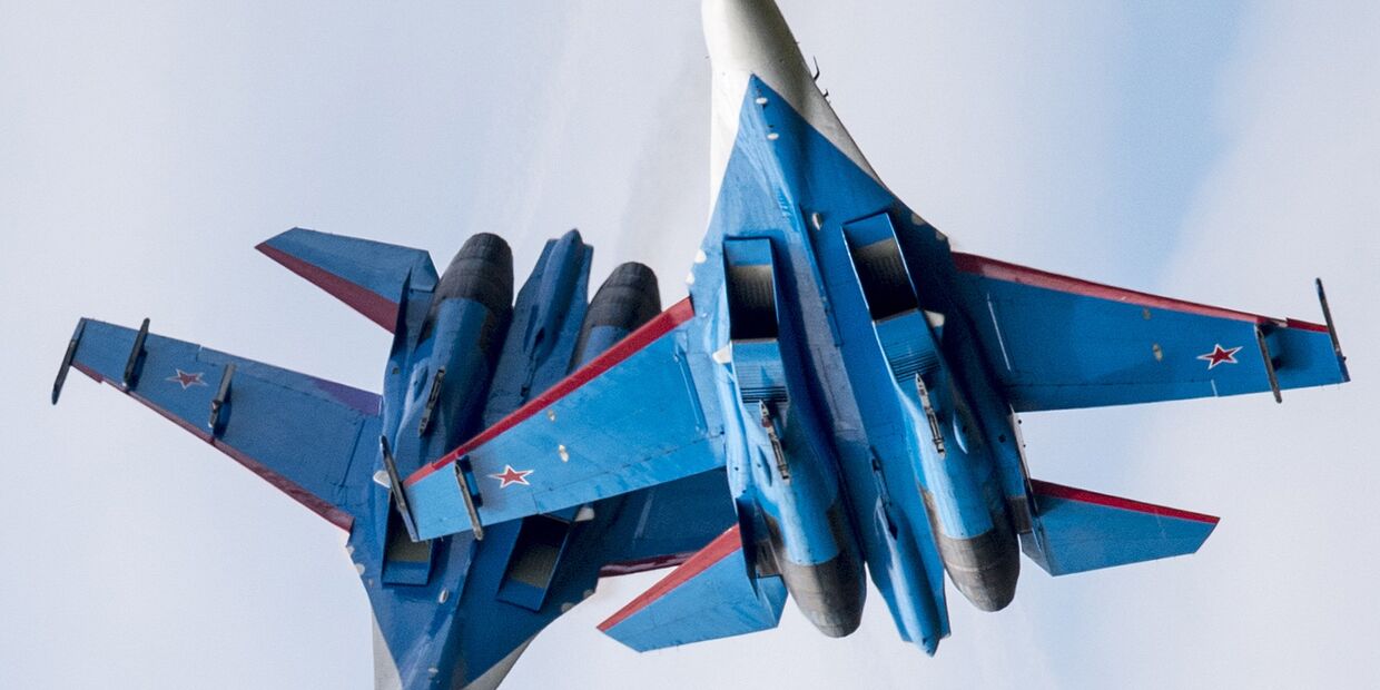 Многоцелевые истребители Су-27 пилотажной группы «Русские Витязи» Многоцелевые истребители Су-27 пилотажной группы «Русские Витязи»