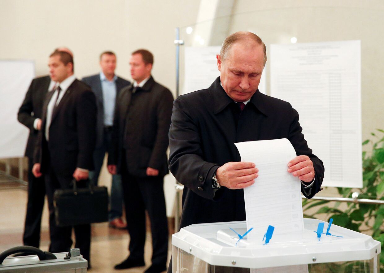 Президент РФ Владимир Путин на избирательном участке № 2151