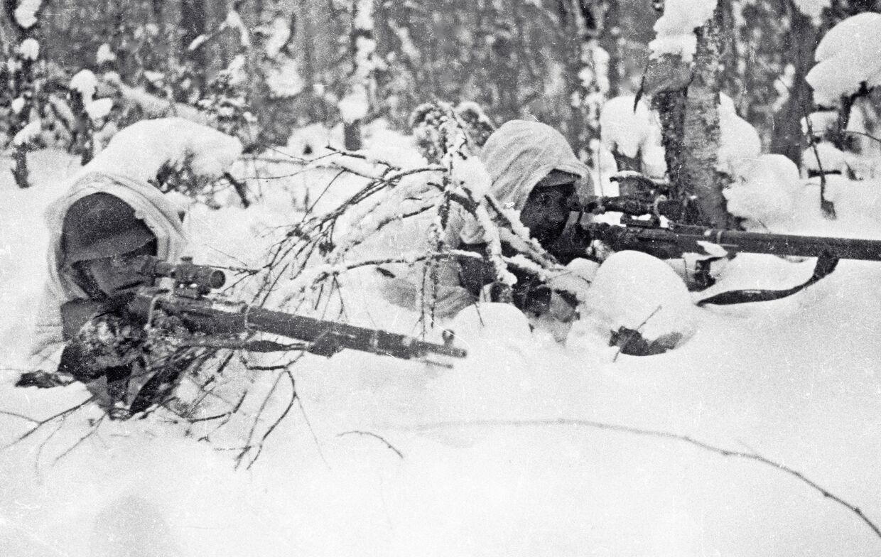 Красноармейцы-снайперы в засаде на территории Карелии. Советско-финская война 1939-1940 гг.