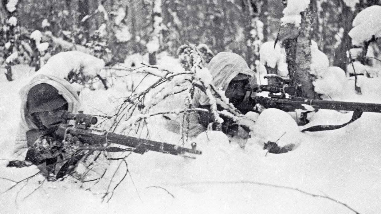 Красноармейцы-снайперы в засаде на территории Карелии. Советско-финская война 1939-1940 гг.