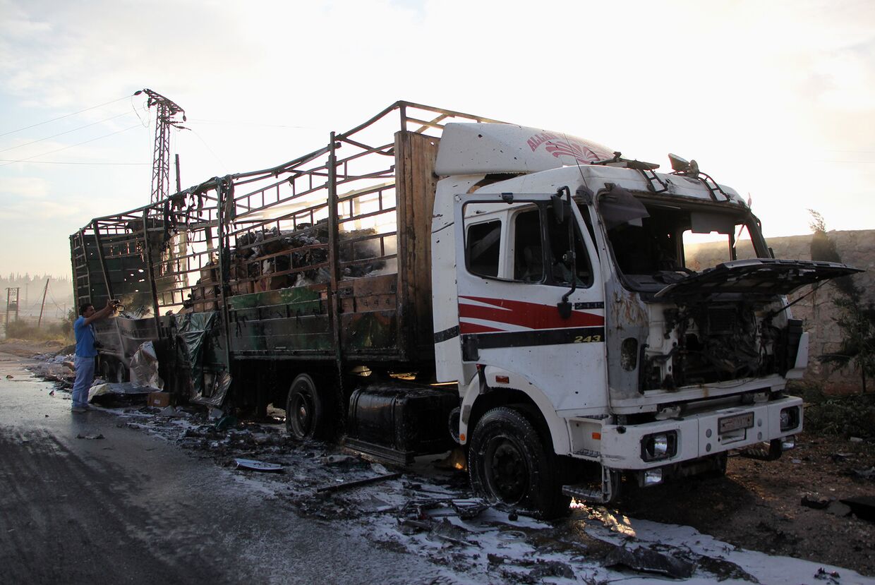Сгоревший в результате обстрела грузовик гуманитарного конвоя ООН в городе Урум аль-Кубра недалеко от Алеппо