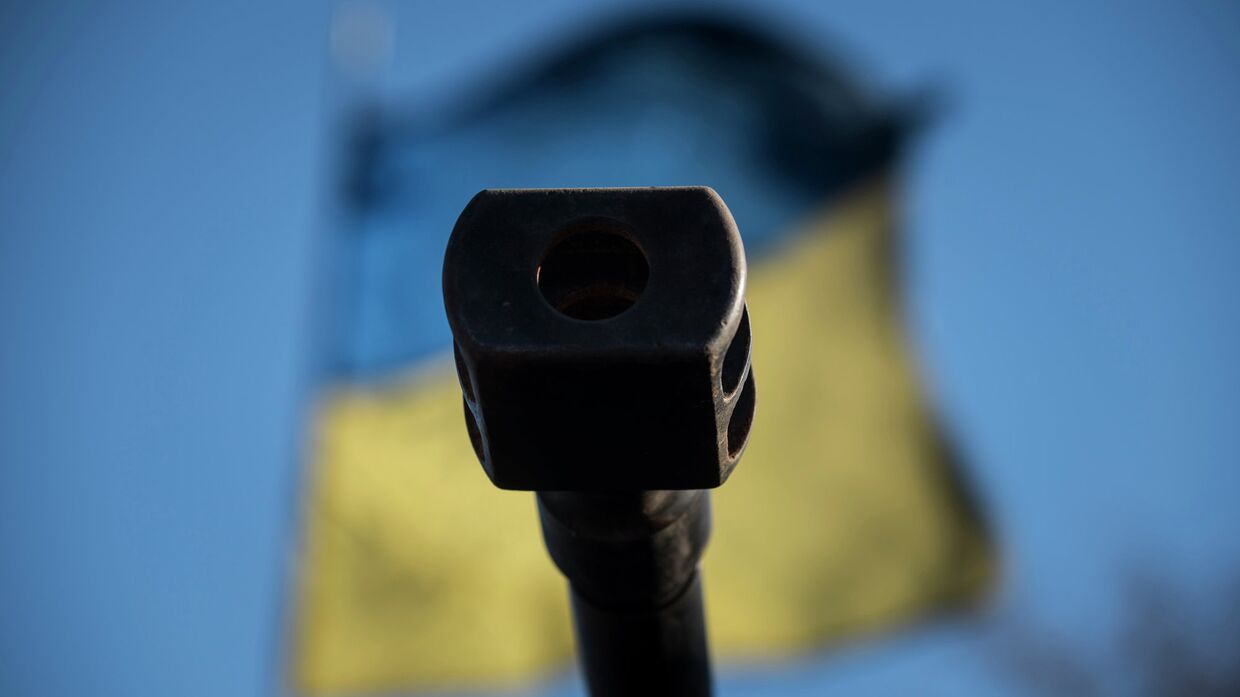 Оружейный ствол на фоне флага Украины