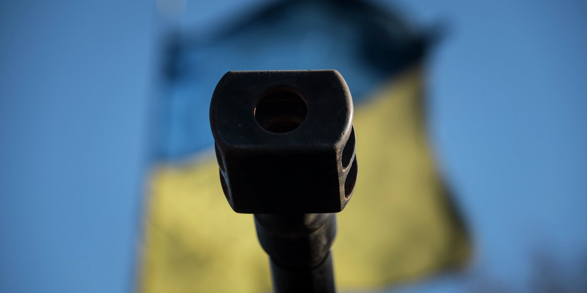 Оружейный ствол на фоне флага Украины - ИноСМИ, 1920, 11.12.2022