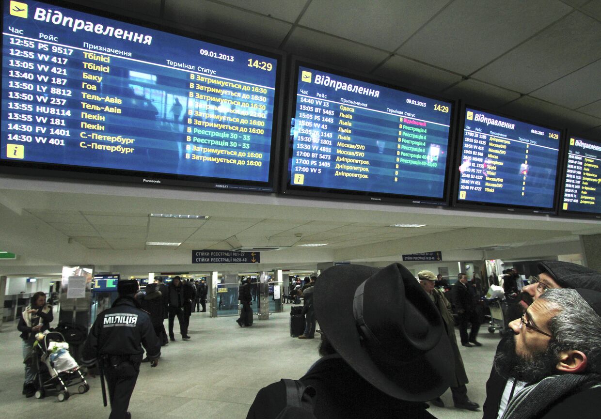 Пассажиры в аэропорту «Борисполь» в ожидании вылета