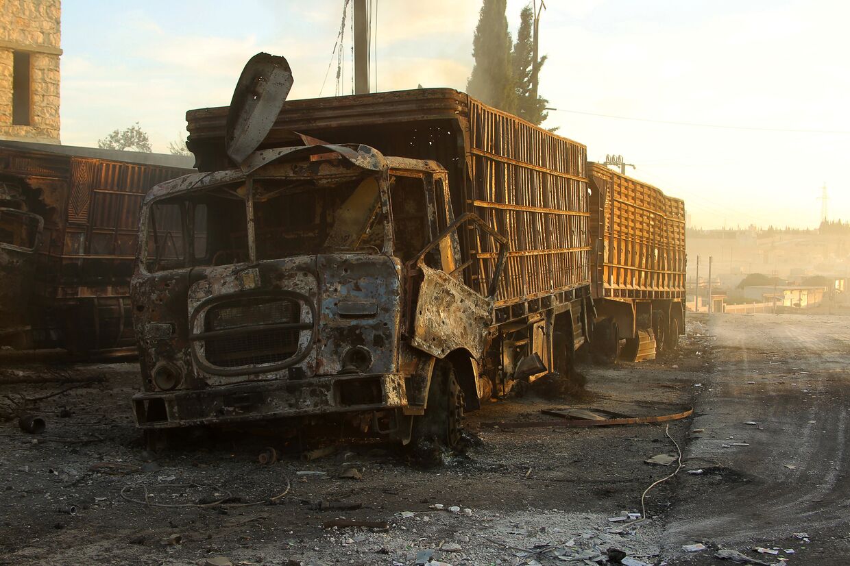 На месте обстрела гуманитарного конвоя ООН в городе Урум аль-Кубра недалеко от Алеппо