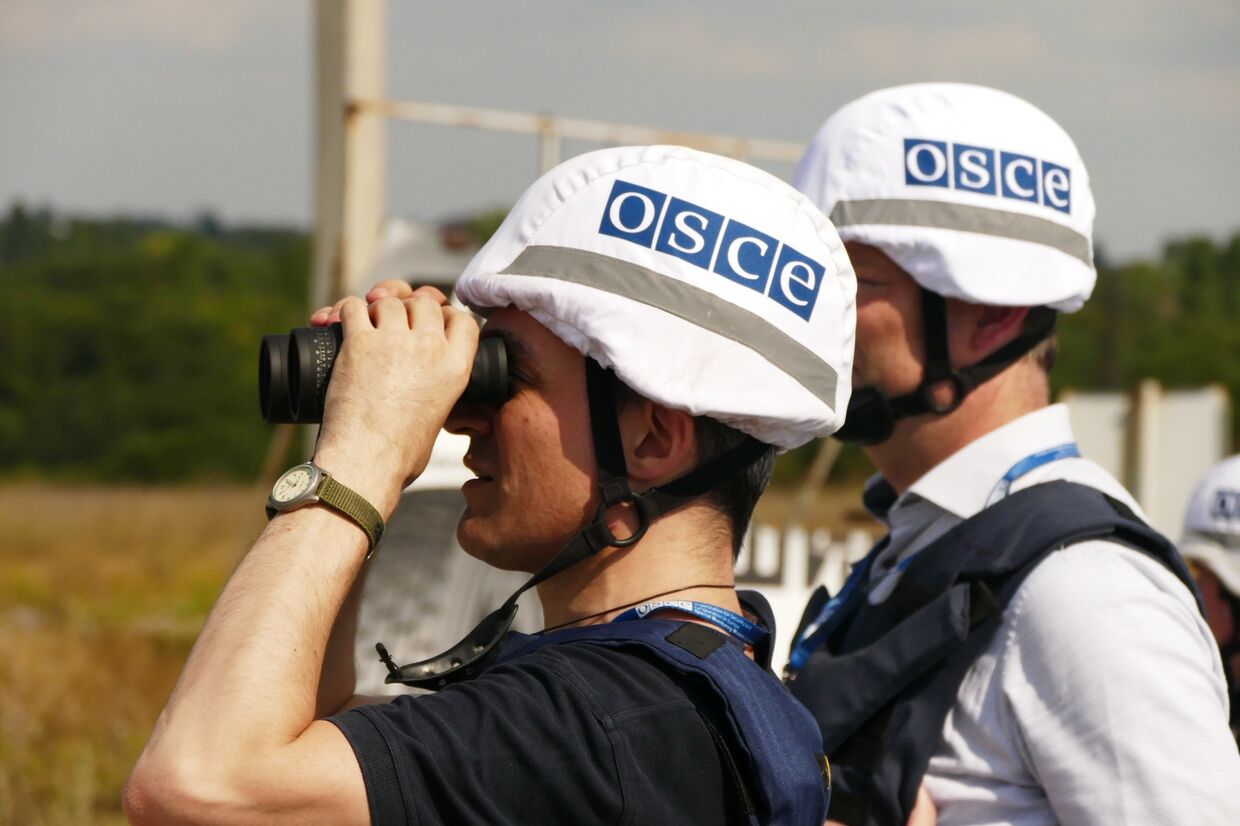 Представители инспекции ОБСЕ осматривают территорию Донецкой фильтровальной станции после обстрела
