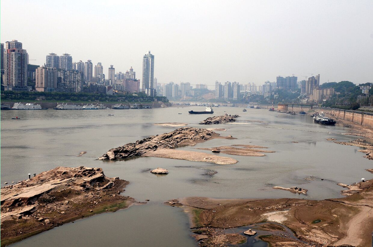 Берег реки Янцзы в городе Чунцин