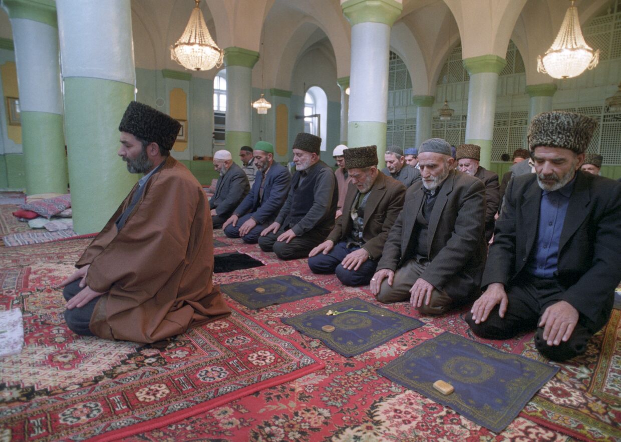 Во время молитвы в восстановленной после реставрации мечети