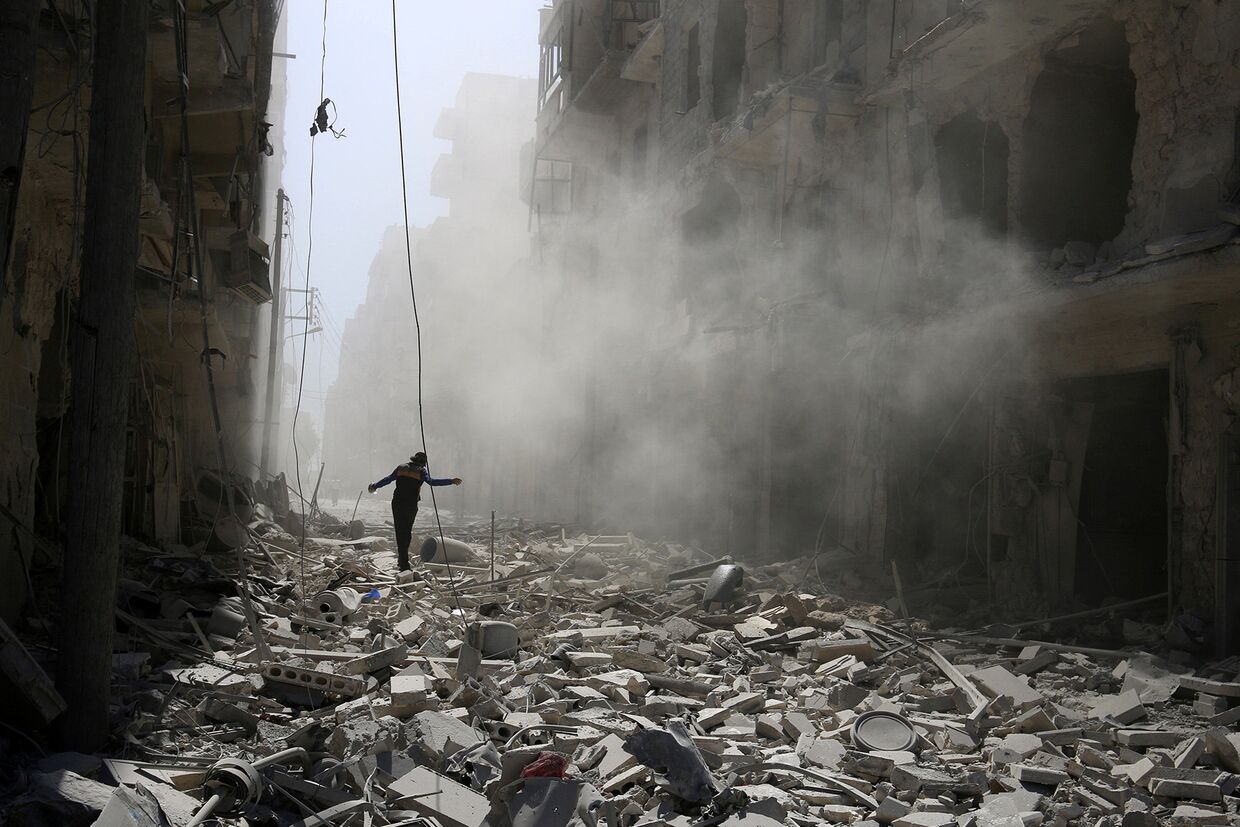 Разрушения после авиаударов в Алеппо