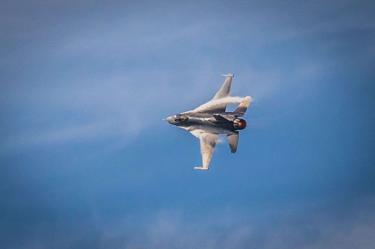 Истребитель F-16 Fighting Falcon на авиашоу, США