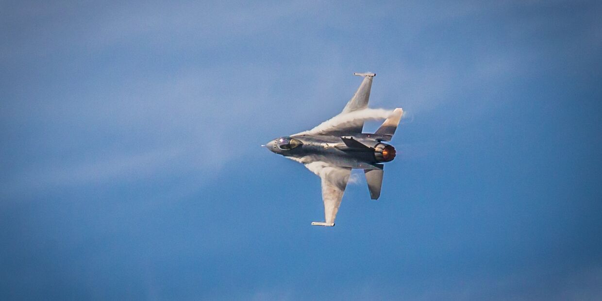 Истребитель F-16 Fighting Falcon на авиашоу, США