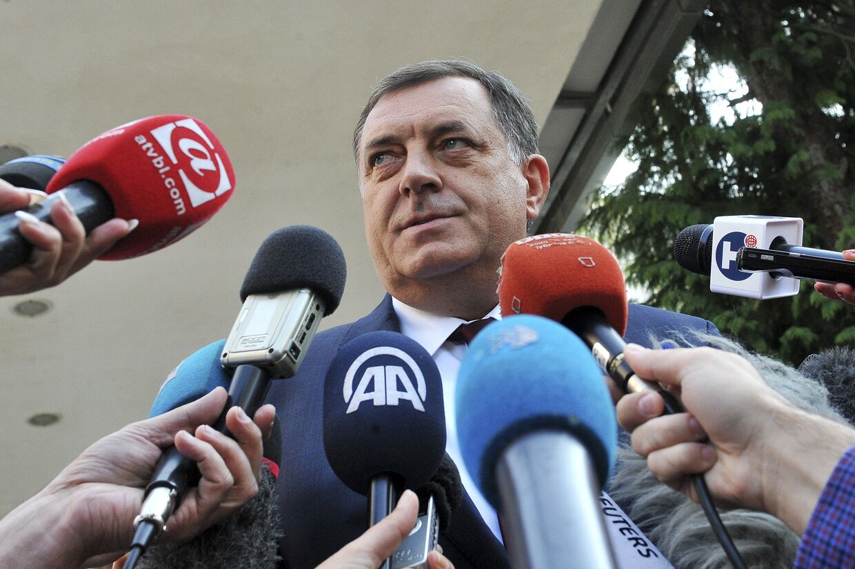 Президент Республики Сербской Боснии и Герцеговины Милорад Додика общается с журналистами после голосования на референдуме