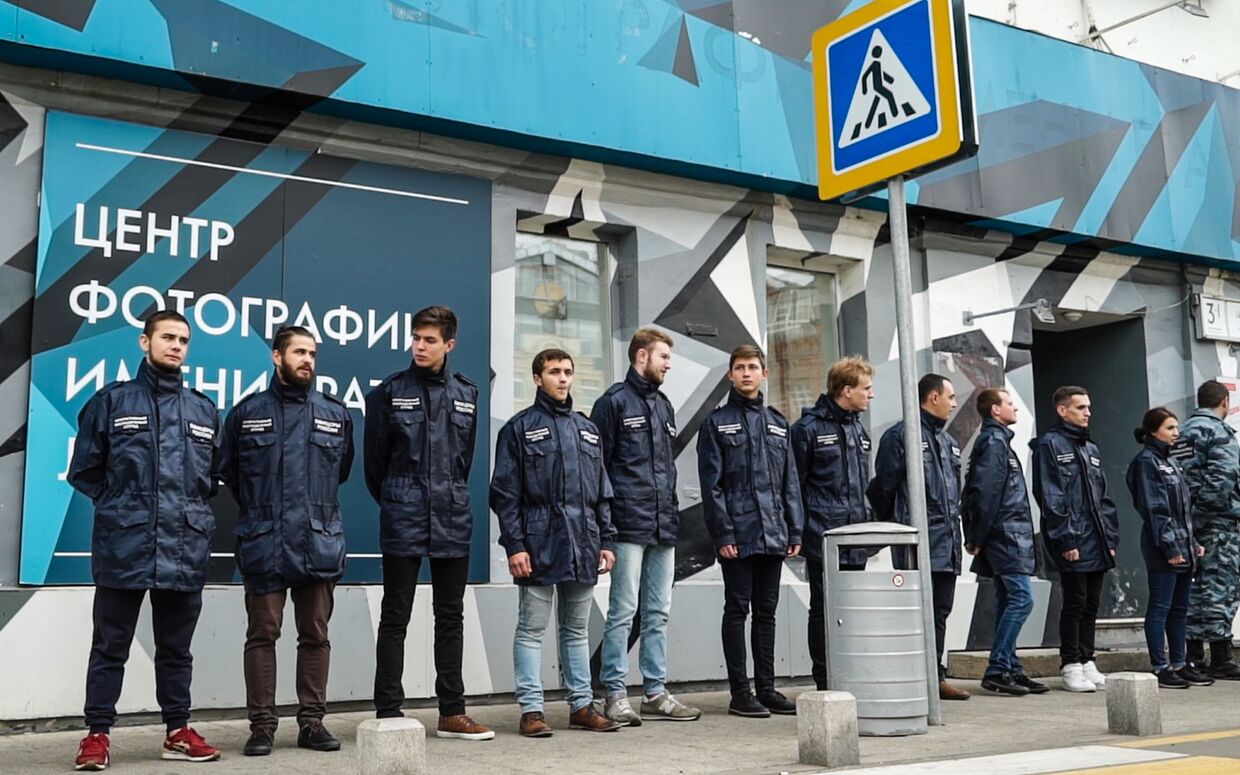 Активисты организации «Офицеры России» возле входа в «Центр фотографии имени братьев Люмьер» в Москве