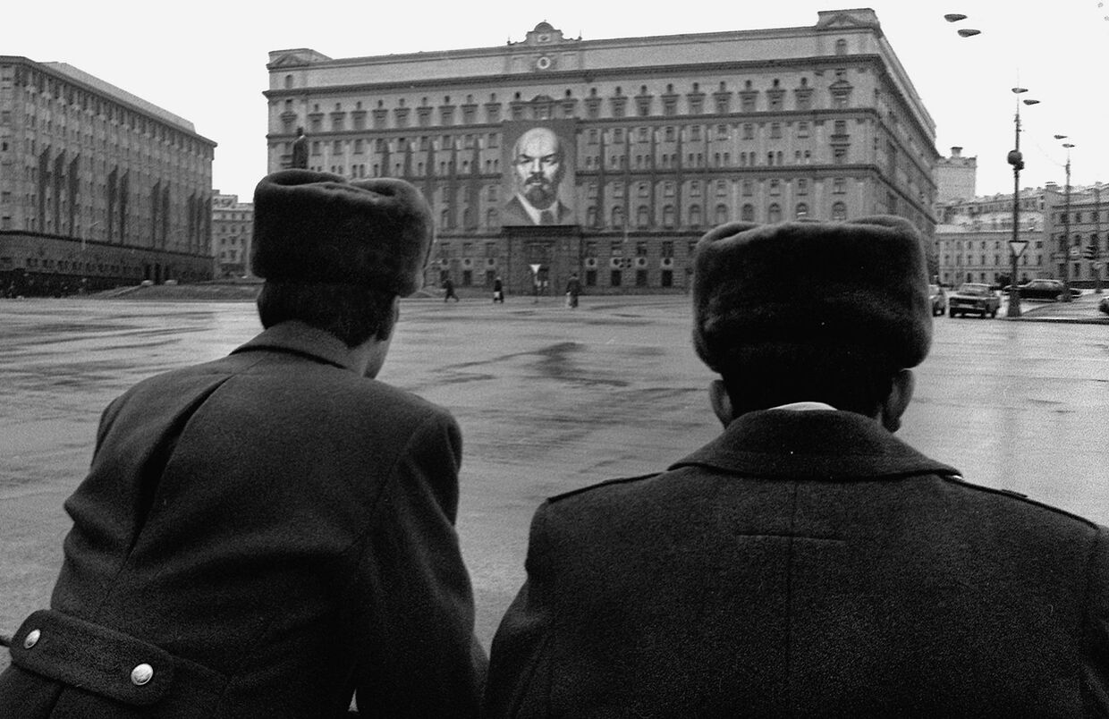 Милиция перед зданием КГБ на Лубянской полощади в Москве.