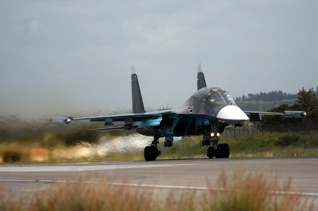 Российский истребитель Су-34 совершает взлет на авиабазе «Хмеймим» в Сирии