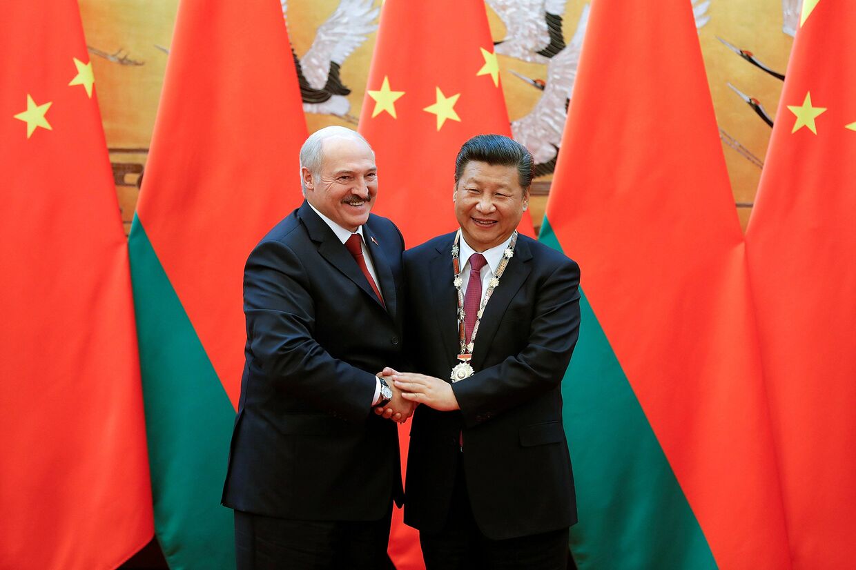Председатель КНР Си Цзиньпин и президент Белоруссии Александр Лукашенко в Пекине