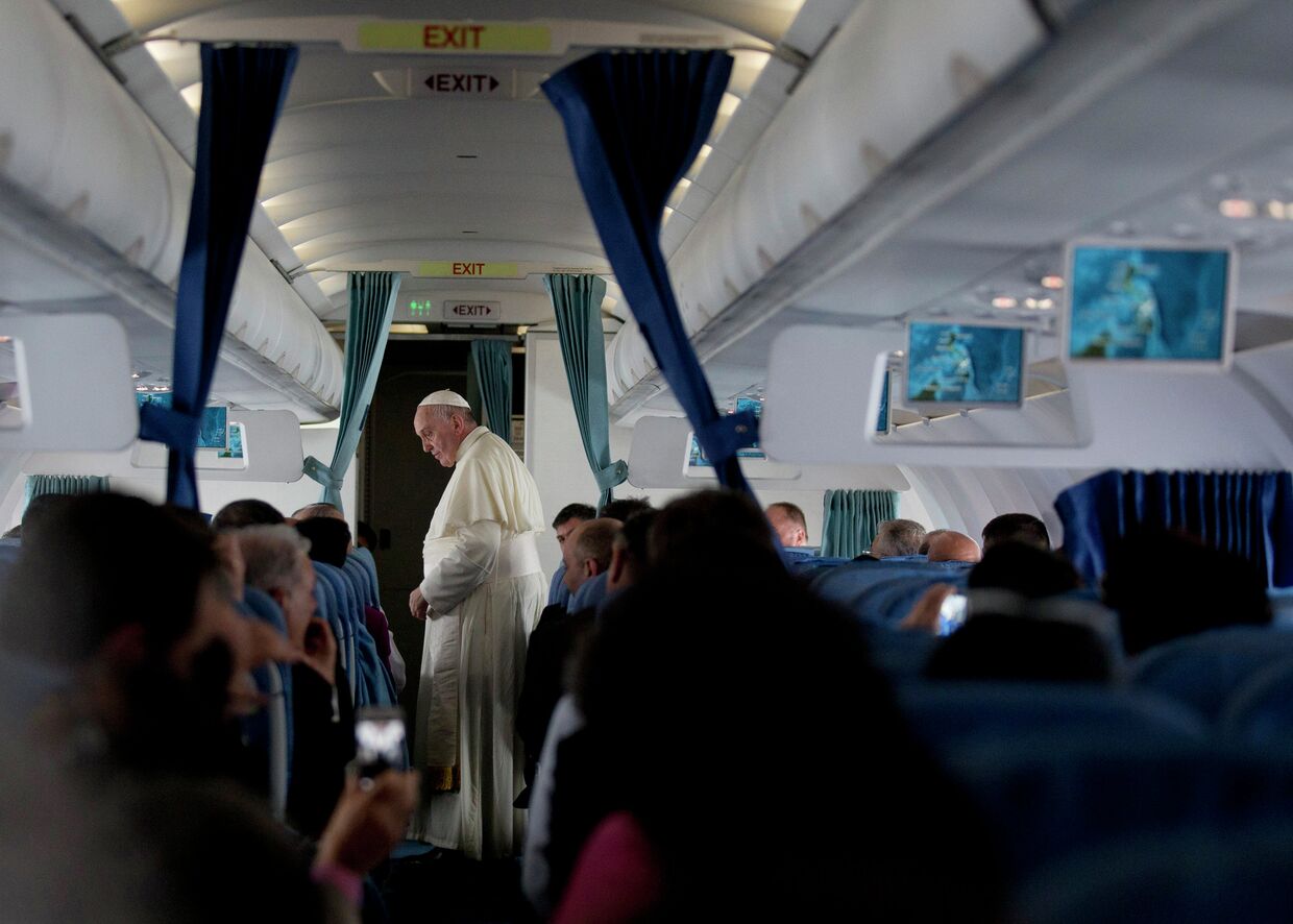 Папа Римский Франциск в самолете