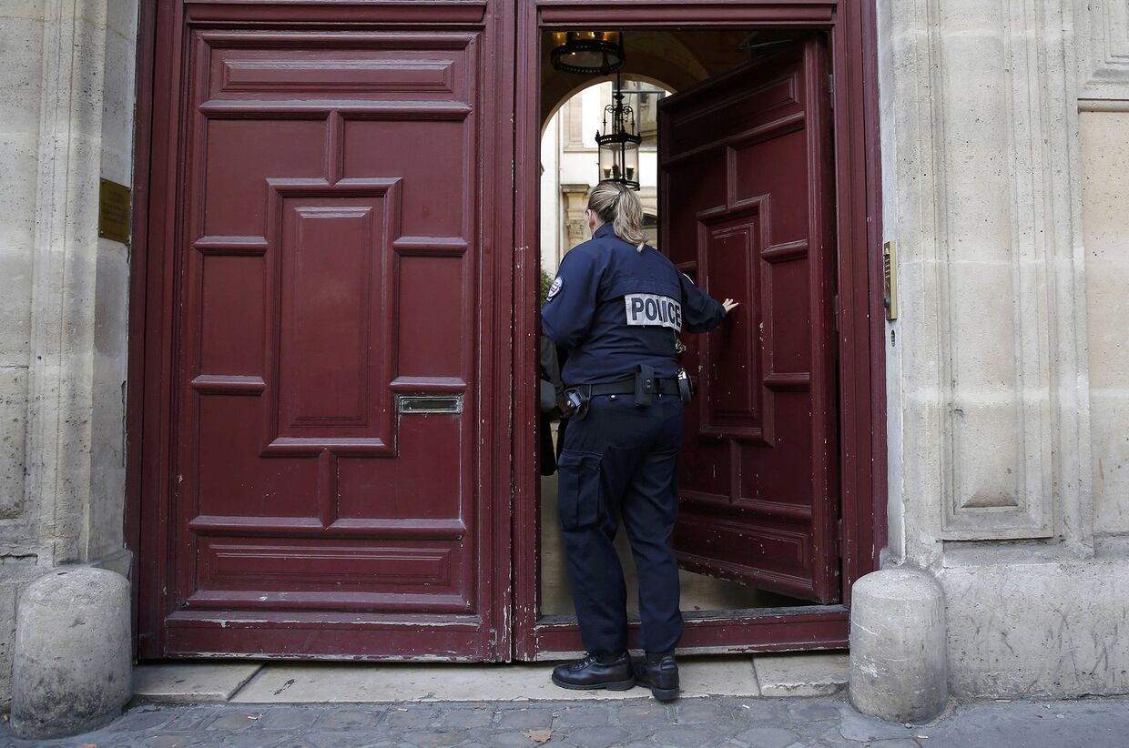 Полицейский у входа в резиденции на улице Тронше в Париже