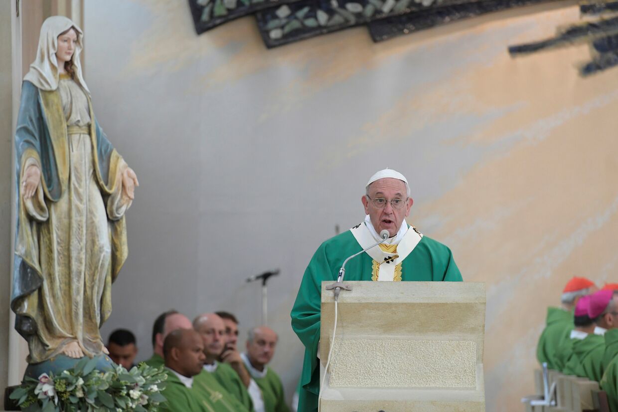 Папа римский Франциск проводит массу в церкви Непорочного Зачатия в Баку, 2 октября 2016 года