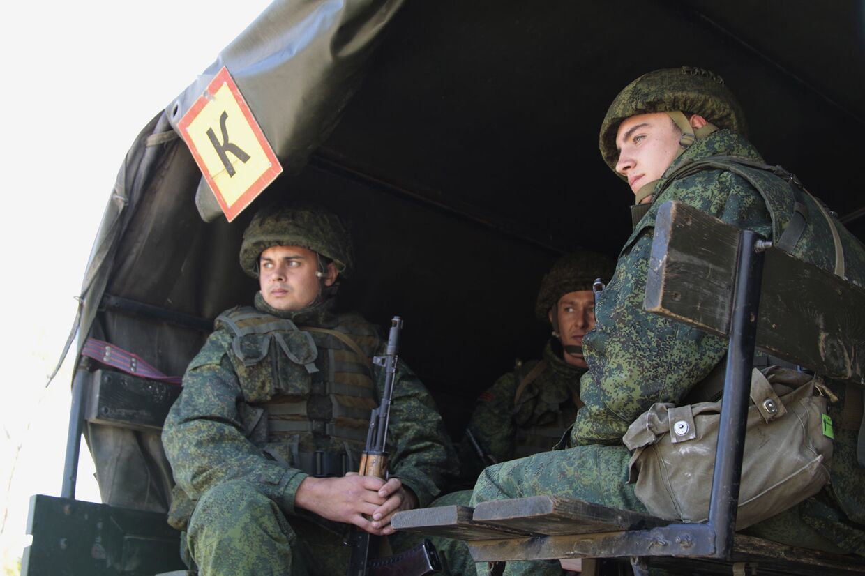 Военнослужащие ожидают отвода техники в районе пропускного пункта «Станица Луганская» в Донбассе