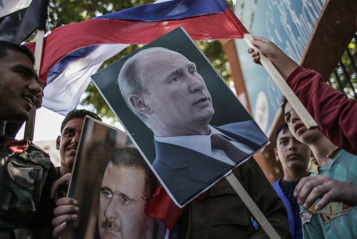 Участники митинга в поддержку президента Сирии Башара Асада и президента России Владимира Путин в Латакии. 2013 год.
