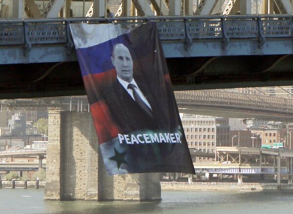 Изображение президента России Владимира Путина на Манхэттенском мосту в Нью-Йорке Изображение президента России Владимира Путина на Манхэттенском мосту в Нью-Йорке
