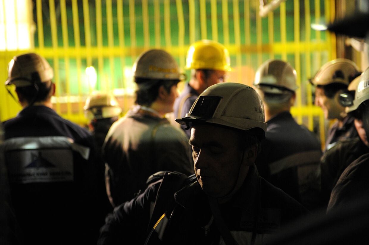 Шахтеры спускаются в подъемной клети в шахту рудника «Таймырский» ОАО «ГМК «Норильский никель»
