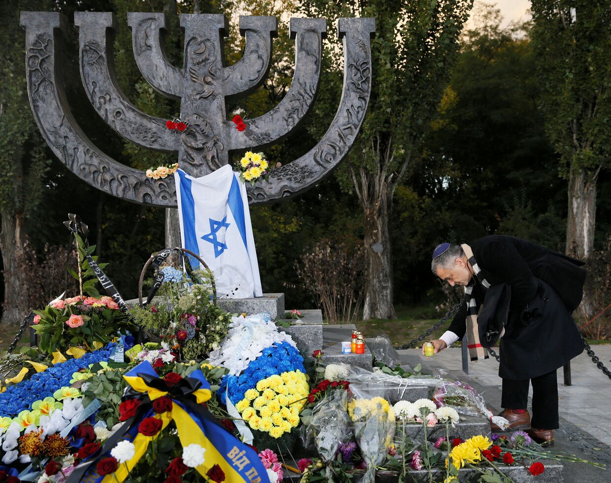 Церемония памяти возле памятника жертвам Бабьего Яра в Киеве
