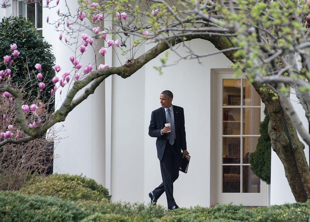 Президент США Барак Обама возле белого дома в Вашингтоне