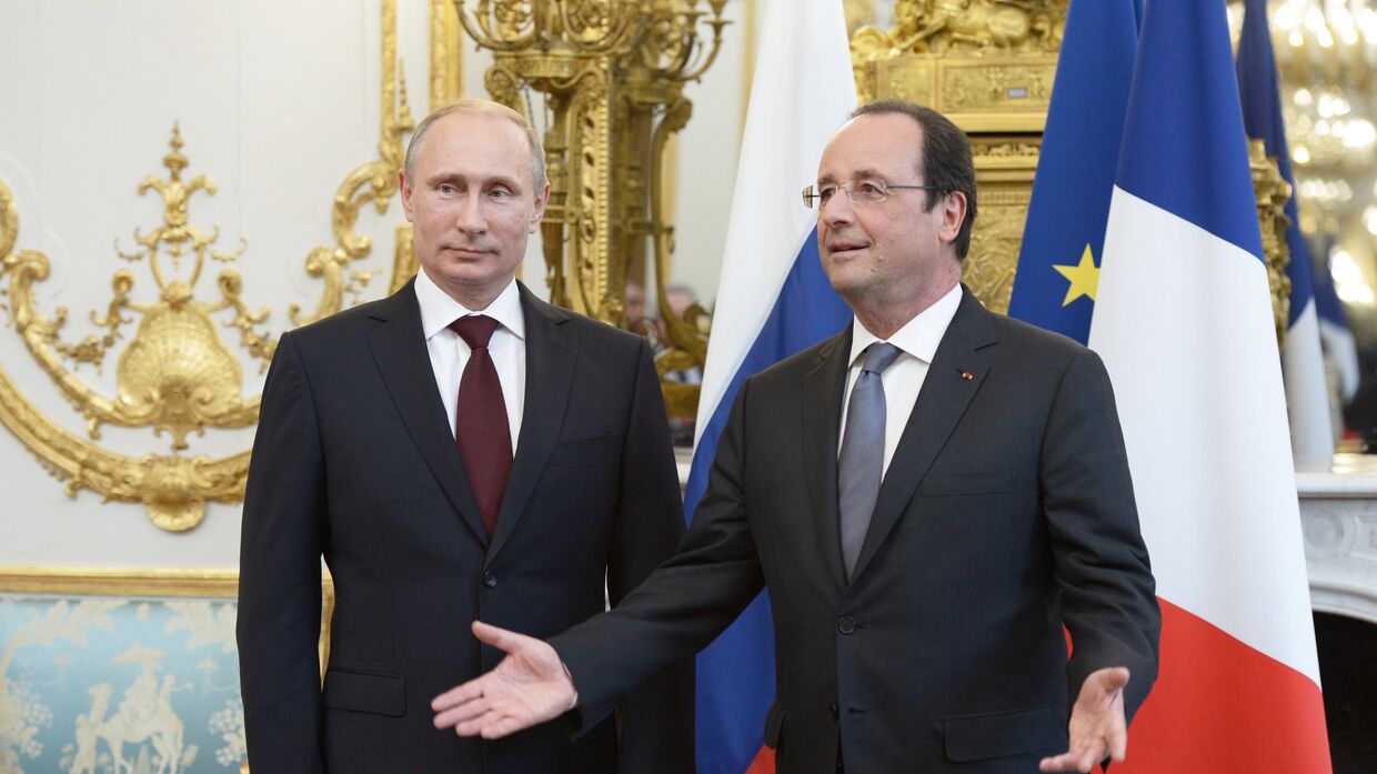Президент России Владимир Путин и президент Франции Франсуа Олланд во время встречи в Елисейском дворце в Париже