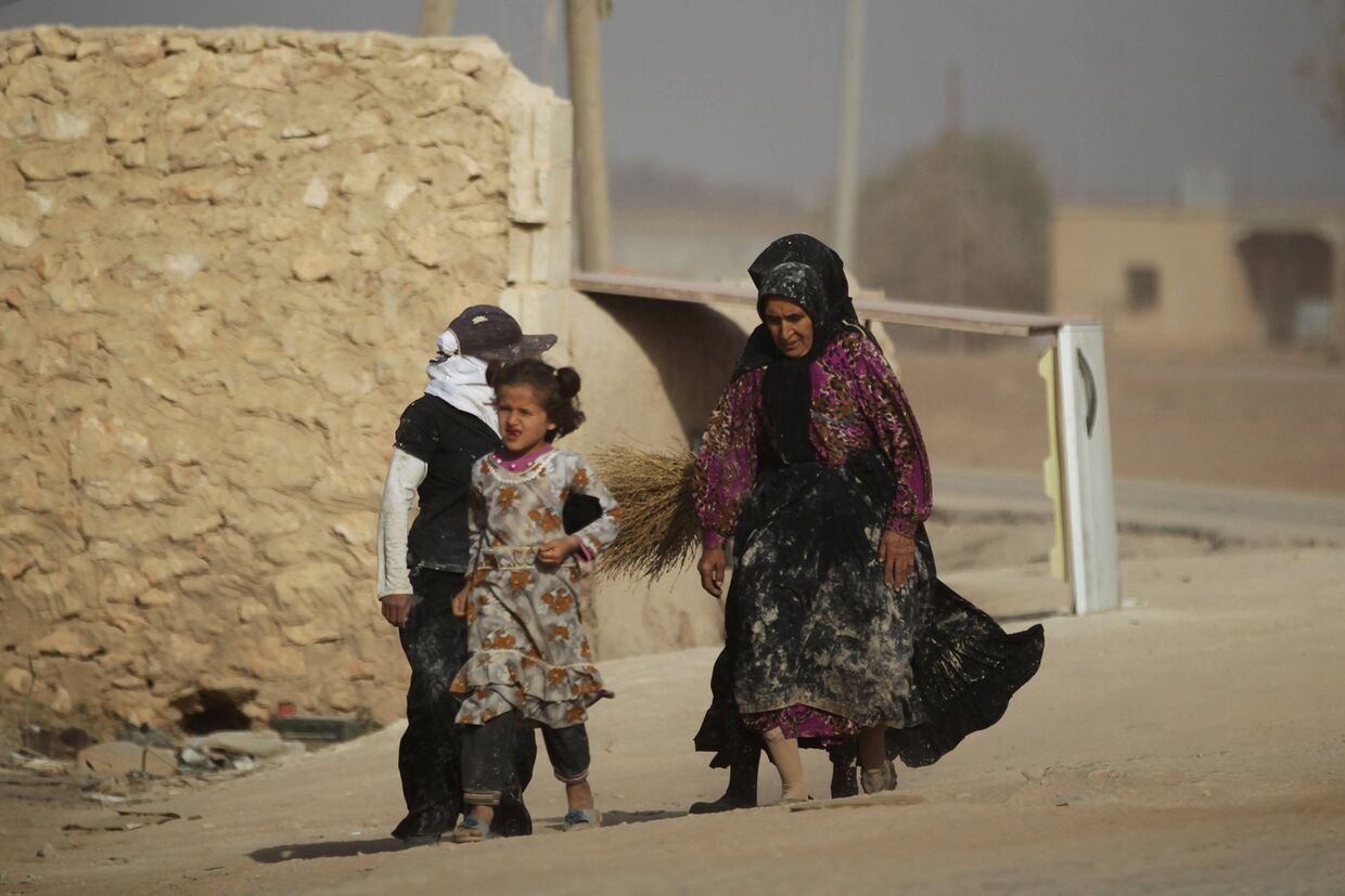 Люди бегут с территории, контролируемой ИГИЛ в Сирии