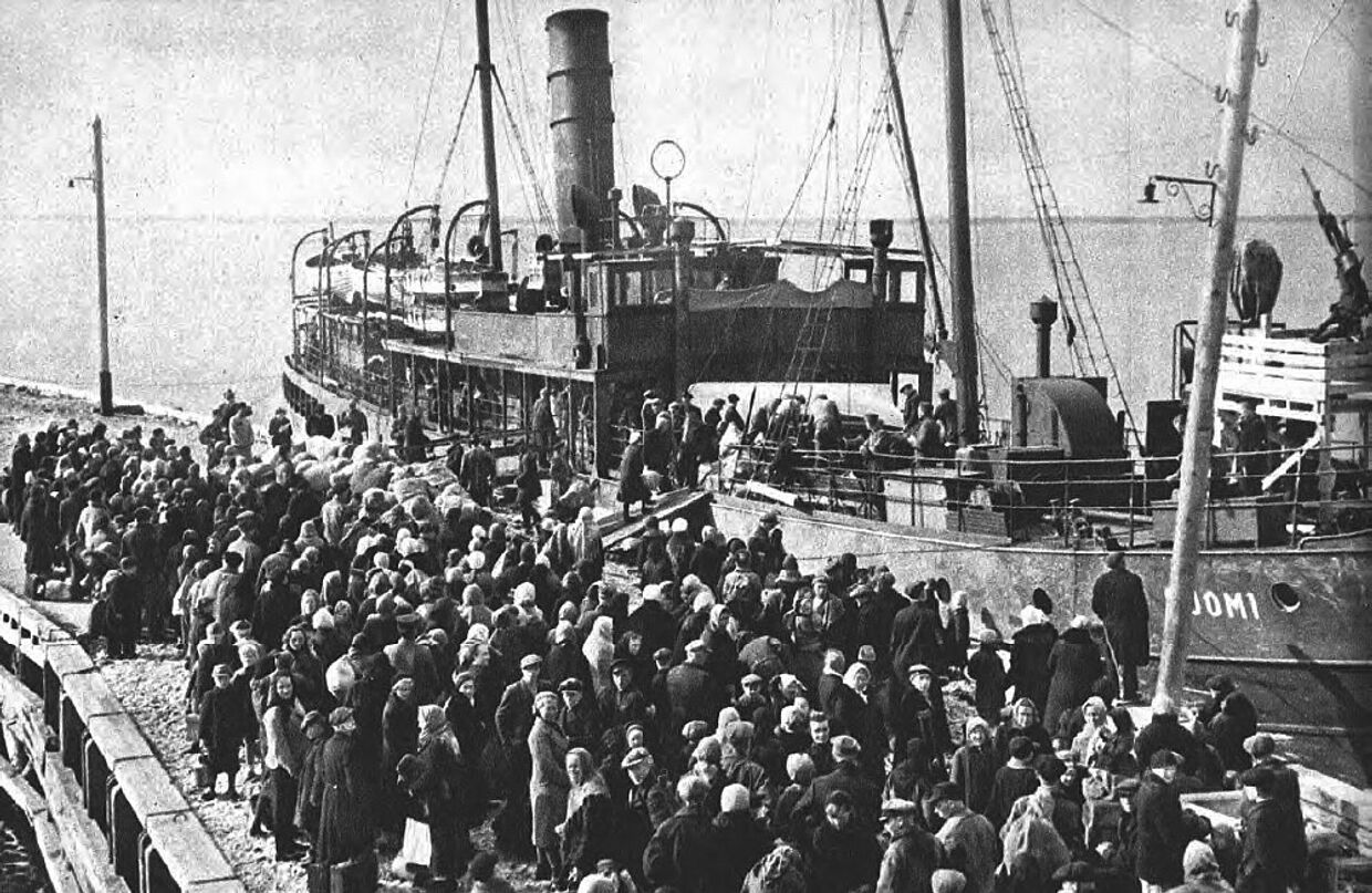 Теплоход «Суоми» в порту Палдиски. Перевозка ингерманладцев из концлагеря Клоога в Финляндию