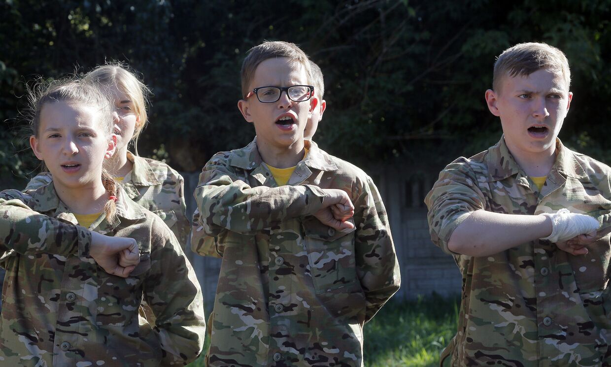 Дети проходят военную подготовку в украинском добровольческом батальоне «Азовец» в Малаховке