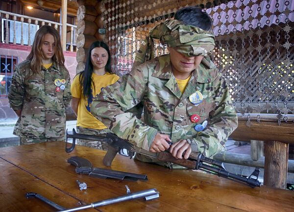 Дети проходят военную подготовку в украинском добровольческом батальоне «Азовец» в Малаховке Дети проходят военную подготовку в украинском добровольческом батальоне «Азовец» в Малаховке