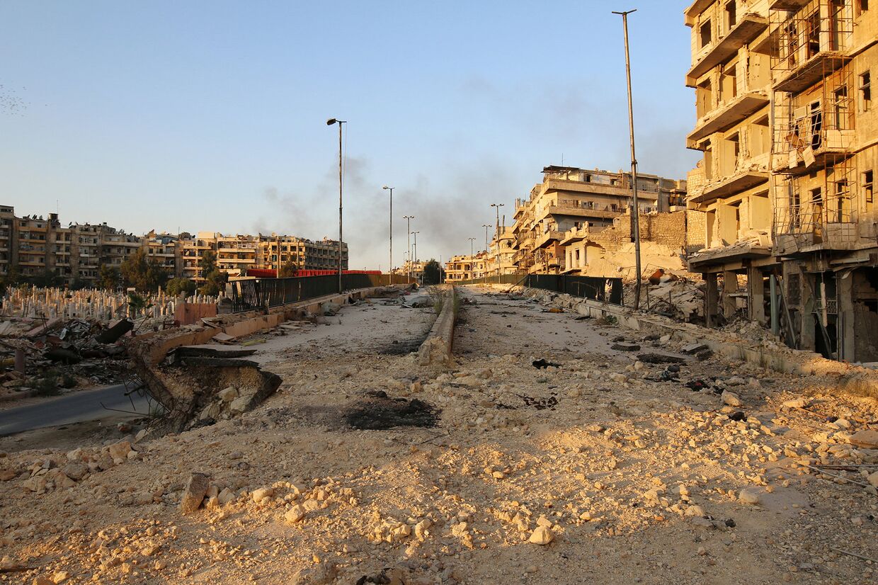 Разрушенная дорога в районе Аль-Шаар в Алеппо