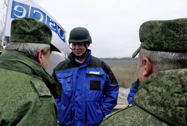 Замглава миссии ОБСЕ на Украине А. Хуг посетил район обстрелов на Ясиноватской развилке Замглава миссии ОБСЕ на Украине А. Хуг посетил район обстрелов на Ясиноватской развилке