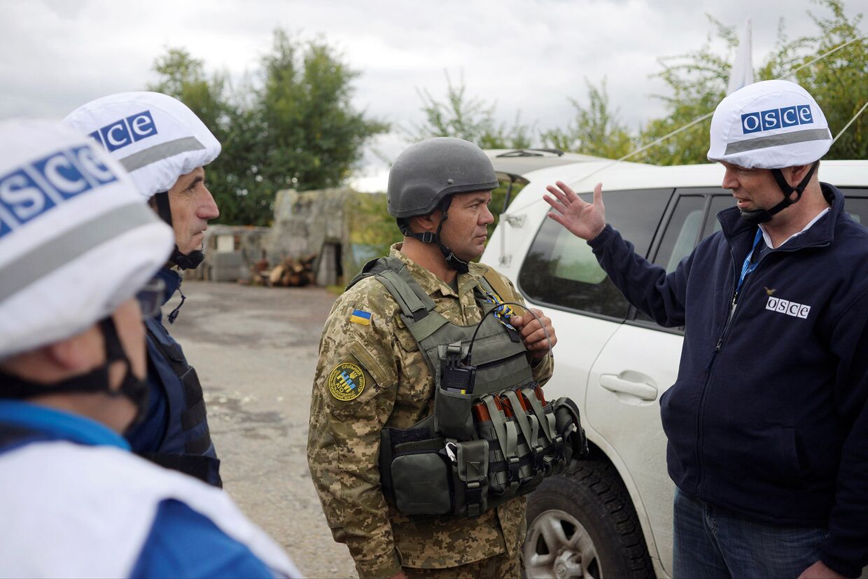 Члены ОБСЕ в городе Золотое в Луганской области