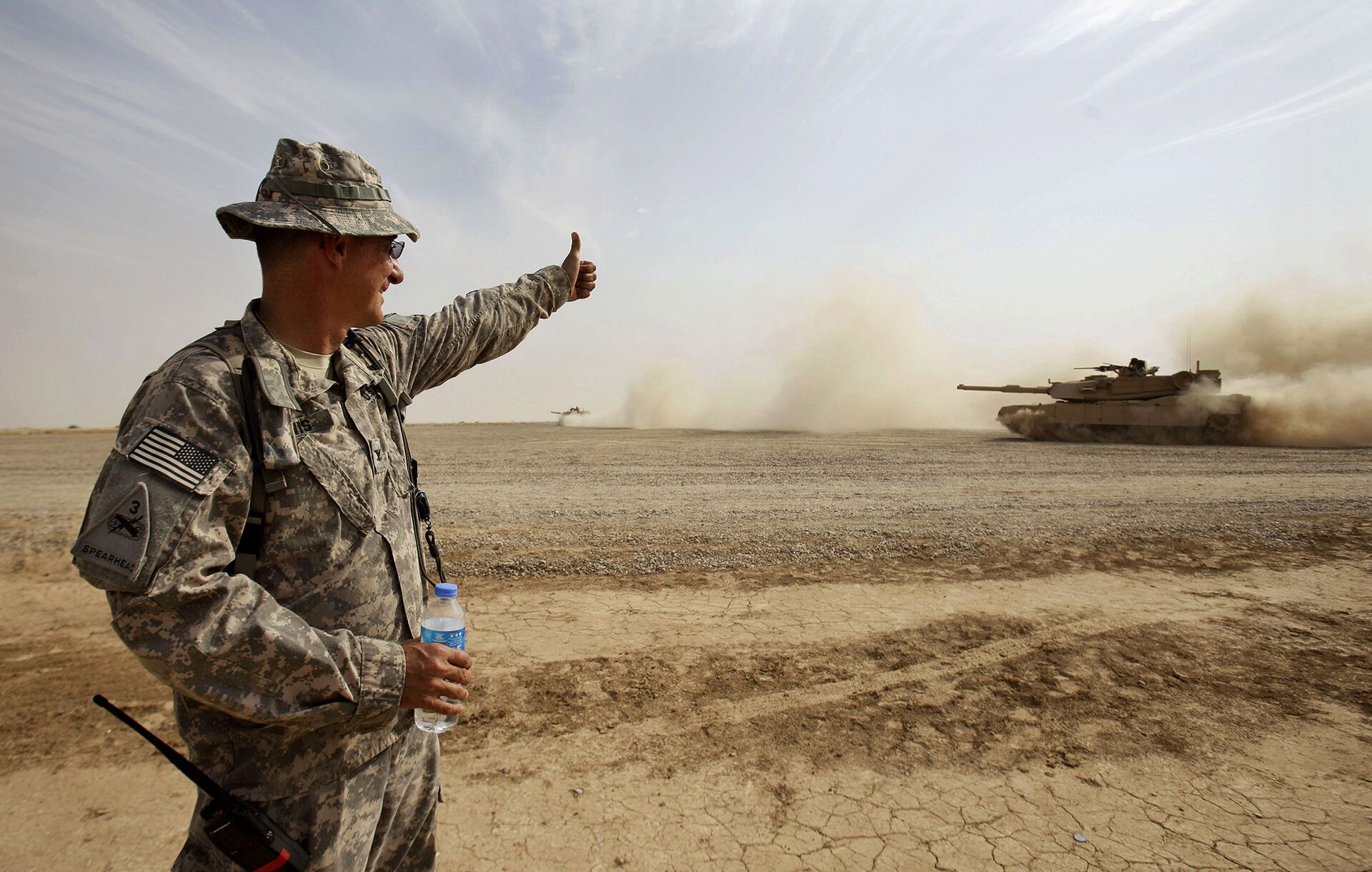 Солдат армии США дает знак экипажу танка М1А1 Abrams во время учений в Ираке - ИноСМИ, 1920, 26.07.2021