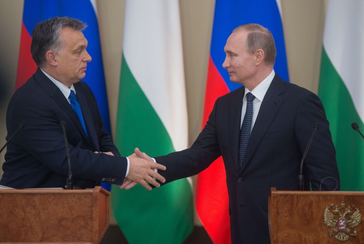 Президент России Владимир Путин и премьер-министр Венгрии Виктор Орбан во время совместной пресс-конференции в подмосковной резиденции Ново-Огарево