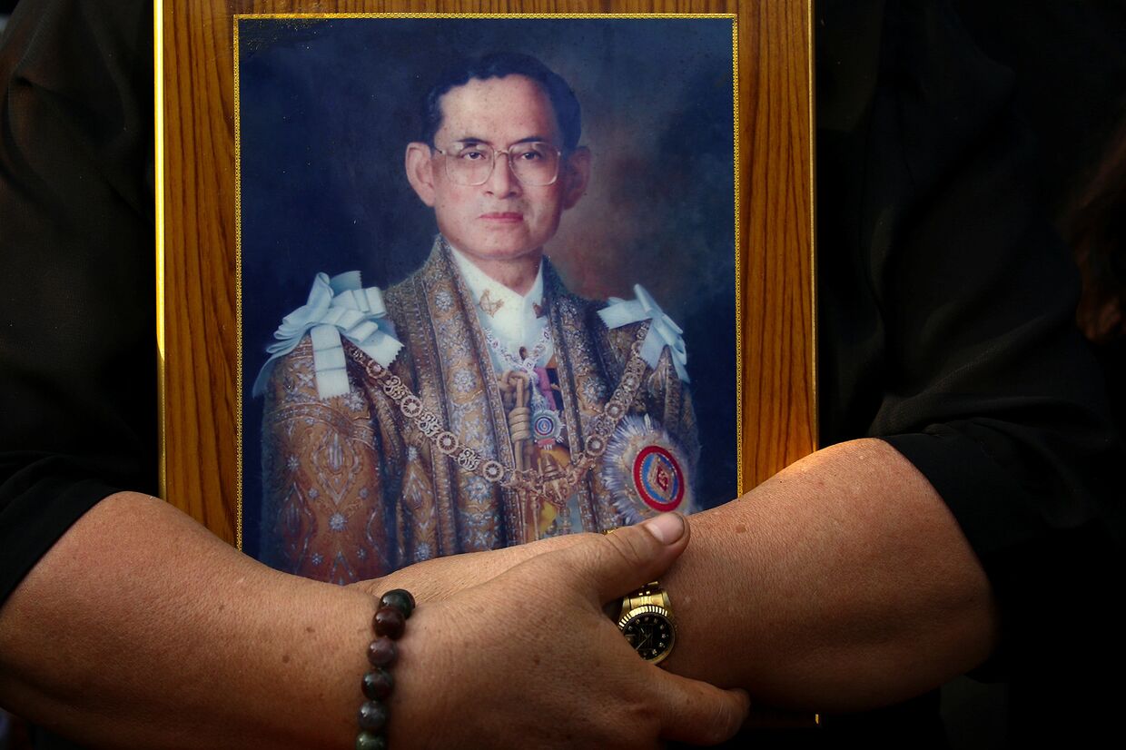 Портрет покойного короля Таиланда Пумипона Адульядета в Бангкоке