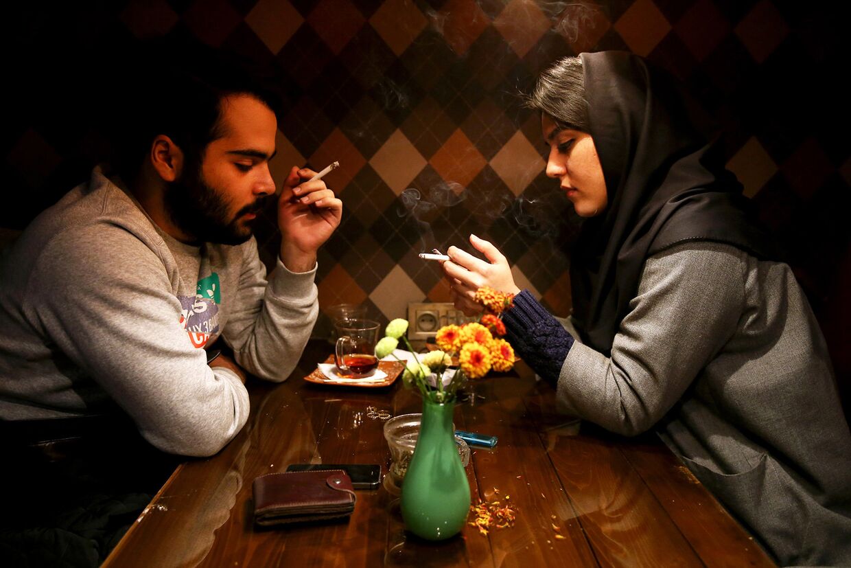 Иранская пара в кафе в Тегеране