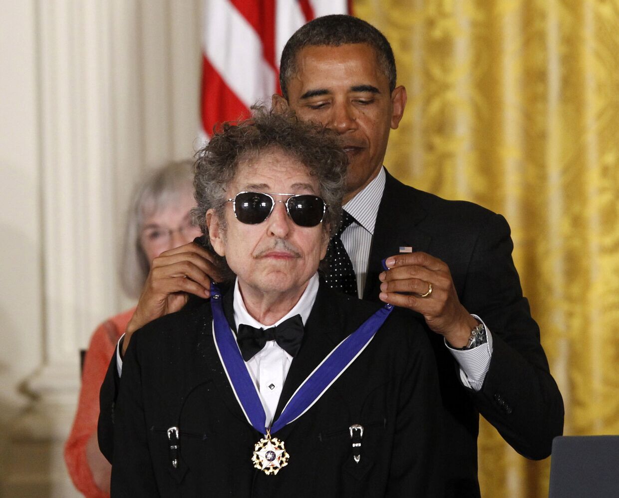 Президент США Барак Обама награждает Боба Дилана Президентской медалью Свободы