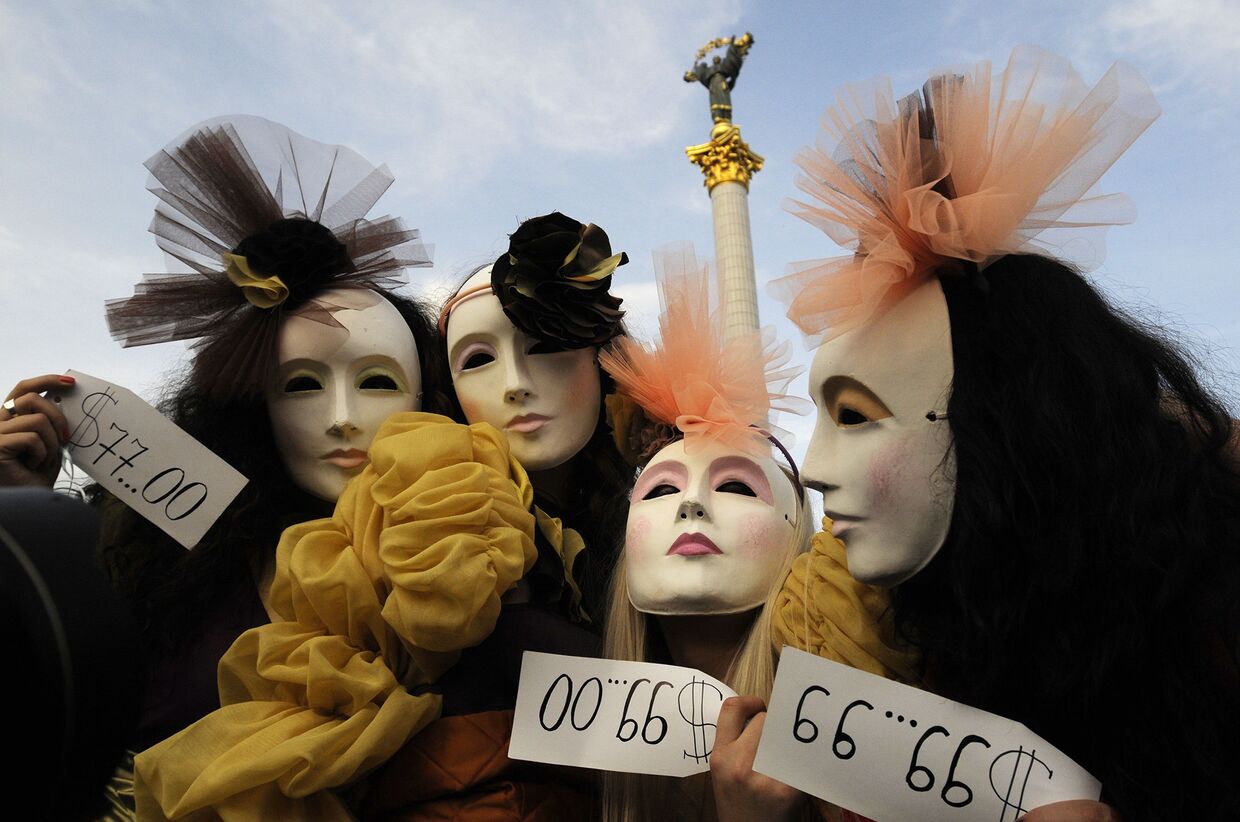 Активистки украинского феминистского движения в знак протеста против секс-туризма и проституции в Киеве