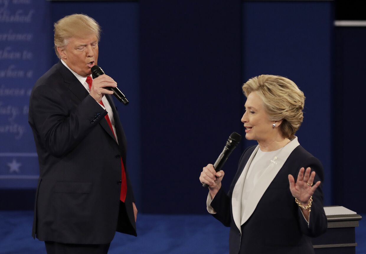 Дональд Трамп и Хиллари Клинтон во время предвыборных дебатов