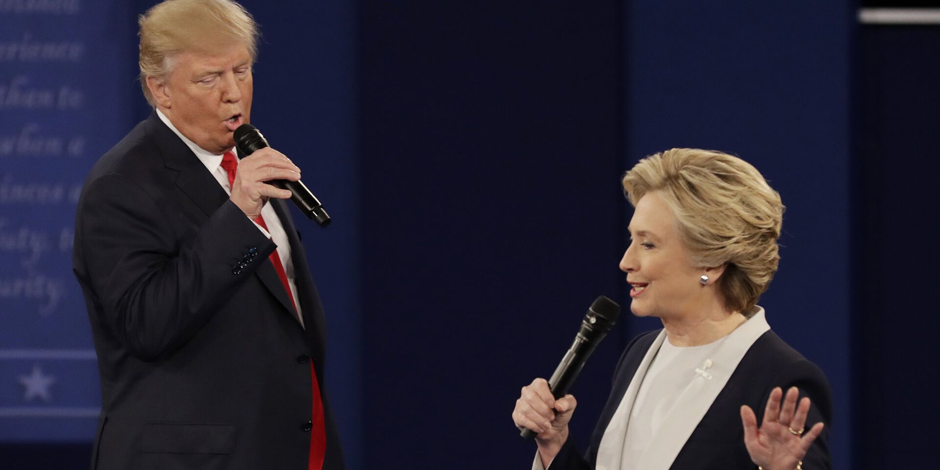 Дональд Трамп и Хиллари Клинтон во время предвыборных дебатов 9 октября 2016 года - ИноСМИ, 1920, 10.07.2025