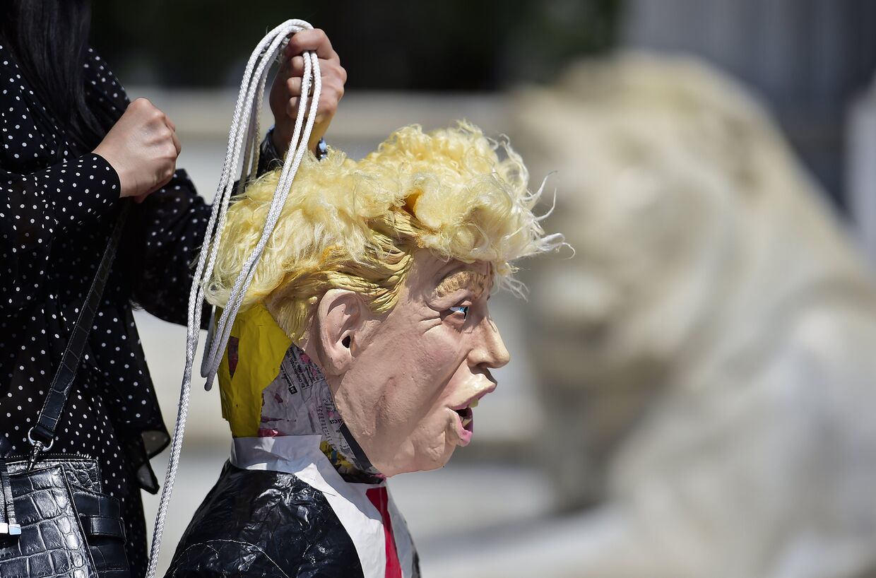 Кукла кандидата в президенты Дональда Трампа в ходе акции протеста в Мехико