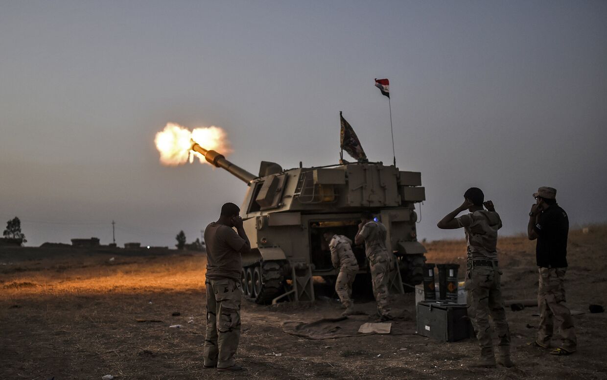 Иракские войска производят обстрел деревни Аль-Муфту из самоходной артиллерийской установки М109