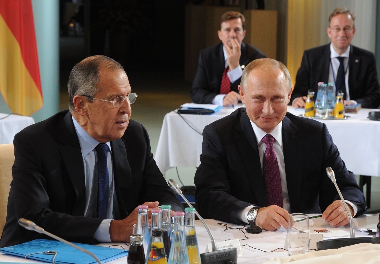 Президент РФ Владимир Путин и министр иностранных дел РФ Сергей Лавров во время встречи «нормандской четверки»